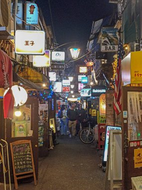 Shinjuku 'nun Altın Gai' si, Tokyo, Japonya