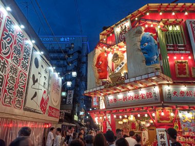 Osaka 'nın Shinsekai Bölgesi, Japonya geceleri aydınlanıyor