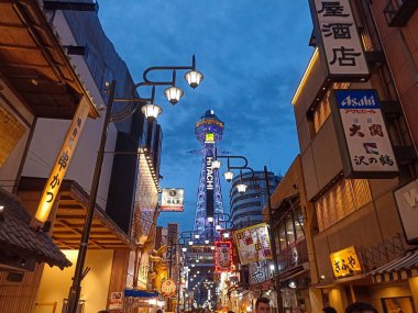 Shinsekai Bölgesi ve Osaka, Japonya 'daki Tsutenkaku Kulesi gece aydınlandı