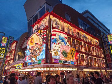 Osaka 'nın Shinsekai Bölgesi, Japonya geceleri aydınlanıyor