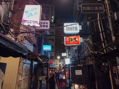 Tokyo Shinjuku 'daki Altın Gai, Japonya gece aydınlandı.
