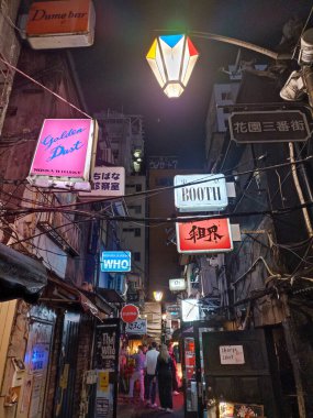 Tokyo Shinjuku 'daki Altın Gai, Japonya gece aydınlandı.