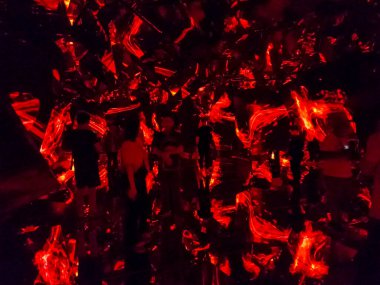 Tokyo, Japonya 'daki Sınır Tanımayan Takımdan Dijital Sanat Müzesinde Döndürülebilir Döndürme Sergisi 