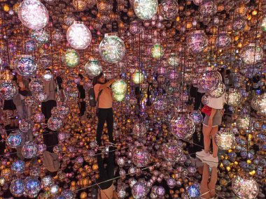 Tokyo, Japonya 'da Sınır Tanımayan Ekip Dijital Sanat Müzesinde Kabarcık Evren