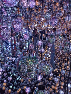 Tokyo, Japonya 'da Sınır Tanımayan Ekip Dijital Sanat Müzesinde Kabarcık Evren