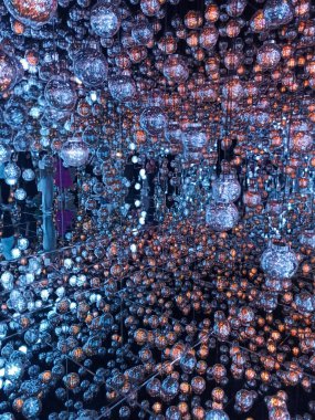 Tokyo, Japonya 'da Sınır Tanımayan Ekip Dijital Sanat Müzesinde Kabarcık Evren