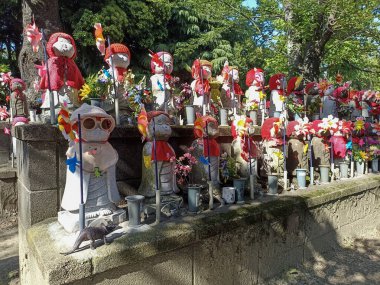 Doğmamış çocukların ruhlarının Jizo heykelleri. Zojo-ji Tapınağı, Tokyo, Japonya 'da.