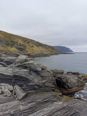 Skilpadda yürüyüş yolunda kaplumbağa görünümlü bir taş ve arka planda Nordkapp Horn Mageroya Adası, Finnmark, Norveç