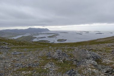 Mageroya Adası, Finnmark, Norveç 'teki Lysonaeringa Dağı' nın tepesinden Gjesvaer köyü, deniz ve adaların manzarası