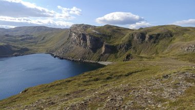 Duksfjorden manzarası ve Mageroya Adası 'nın vahşi doğası, Finnmark, Norveç
