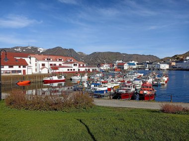 Norveç 'in Mageroya Adası' ndaki Honningsvag şehir merkezindeki liman.