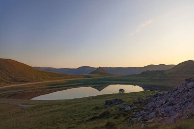 Norveç 'in Mageroya Adası' ndaki Sarnes 'te doğa manzarası