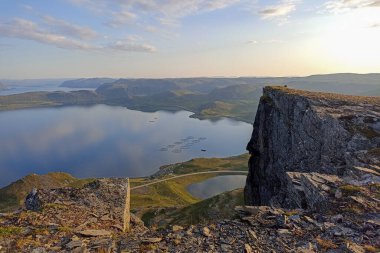 Norveç 'in Mageroya Adası' ndaki Sarnes 'te doğa manzarası