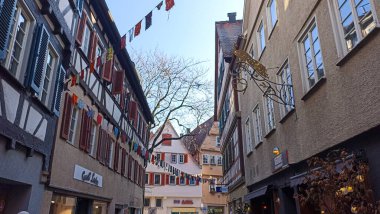 Almanya 'nın Tubingen kentindeki renkli yarı keresteli evlerle dolu tarihi sokaklardan biri.
