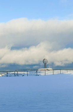 Nordkapp, Kuzey Burnu 'nun tepesindeki dünya heykeli, Avrupa' nın en kuzey noktası, kışın karla kaplı, Norveç