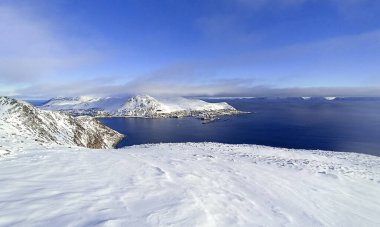 Kış mevsiminde Mageroya Adası 'ndaki Honningsvag kasabasının nefes kesici manzarası kar, Finnmark, Norveç