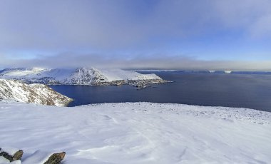 Kış mevsiminde Mageroya Adası 'ndaki Honningsvag kasabasının nefes kesici manzarası kar, Finnmark, Norveç