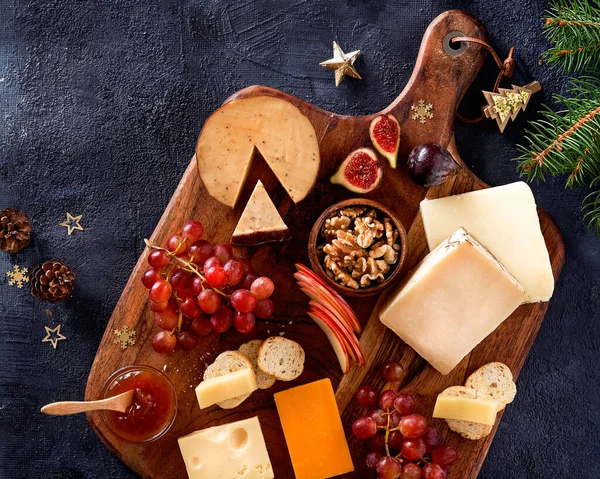 Weihnachtliche Käseplatte Mit Trauben Nüssen Feigen Auf Dunklem Hintergrund Ansicht — Stockfoto