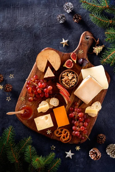 Prato Queijo Natal Aperitivos Prato Com Vários Tipos Queijo Biscoitos Imagem De Stock