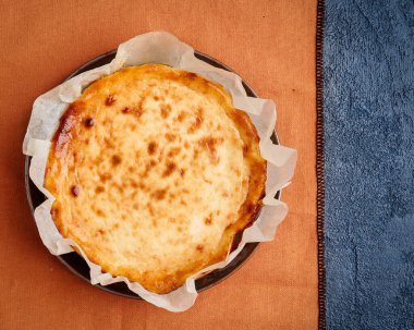 Şükran Günü için peynirli kek tatlısı. Uzayı kopyala, düz yat. Bask tatlısı. Ev yapımı pişirme. Sonbahar tarifi titreşimleri .