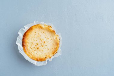 Fırıncı Ricotta Cheesecake 'i kağıt üzerinde tutuyor. Şekersiz yemek. Şen Ev Yapımı Pişirme.