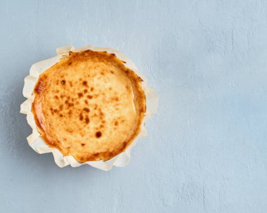 Festival için peynirli kek tatlısı. Uzayı kopyala, düz yat. Bask tatlısı. Yaz tarifi titreşimleri. Ev yapımı pişirme..