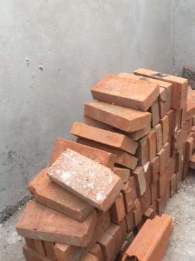 Bir tuğla duvar inşa etmek. İnşa malzemeleri
