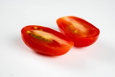 Kırmızı domateslerin yakın plan fotoğrafı.