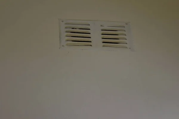 Beyaz Bir Duvarda Havalandırma Izgarası — Stok fotoğraf