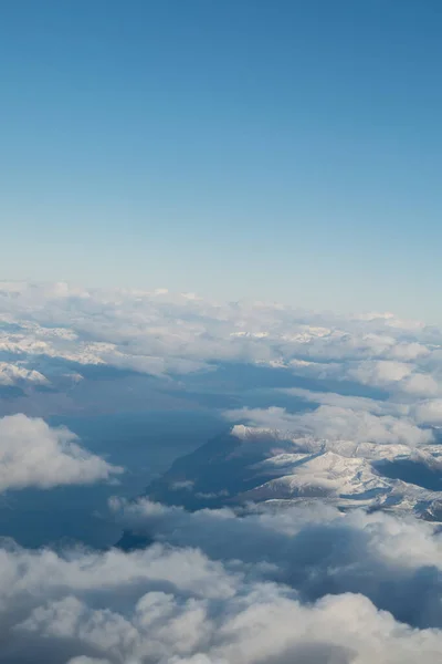 Άσπρα Σύννεφα Από Παράθυρο Του Αεροπλάνου — Φωτογραφία Αρχείου