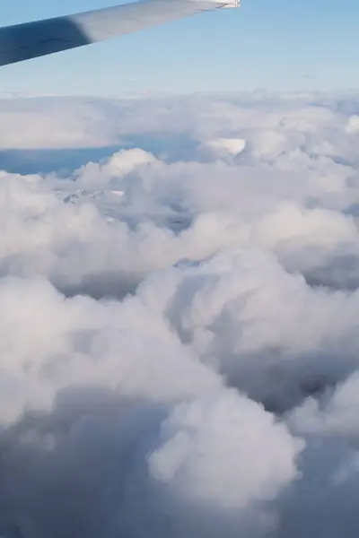 Белые Облака Окна Самолета — стоковое фото