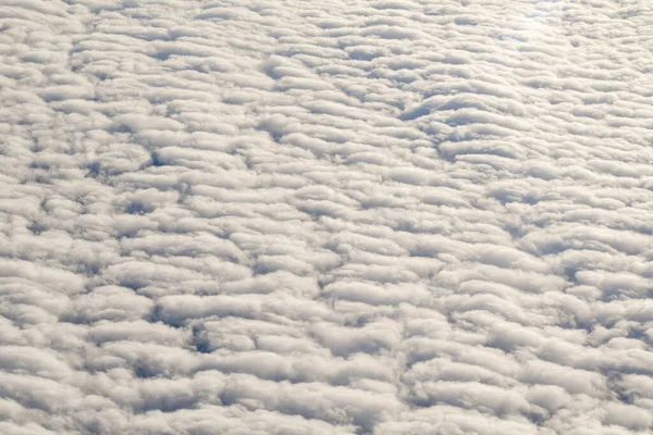 Άσπρα Σύννεφα Από Παράθυρο Του Αεροπλάνου — Φωτογραφία Αρχείου