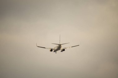 Bulutlu bir günde uçuyor uçak