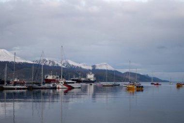 Ushuaia limanındaki gemiler, Tierra del Fuego. Arjantin