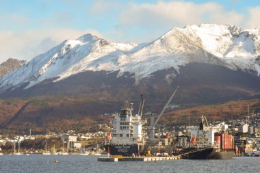 Ushuaia limanındaki gemiler, Tierra del Fuego. Arjantin