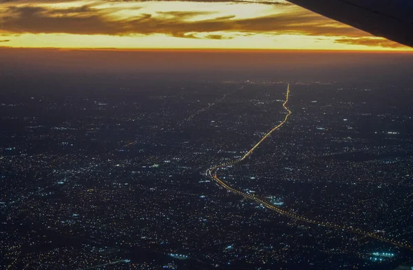 空からの夕日 飛行機の窓からの眺め — ストック写真