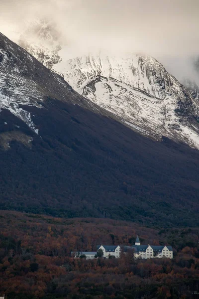 Hotel Construido Entre Las Montañas Ushuaia Tierra Fuego —  Fotos de Stock