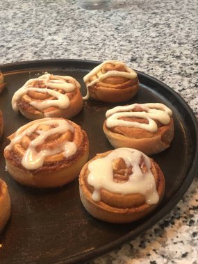 Tarçınlı çörek pişirmek. Ev yapımı yemek.