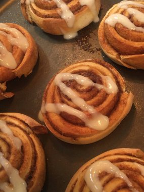 Tarçınlı çörek pişirmek. Ev yapımı yemek.