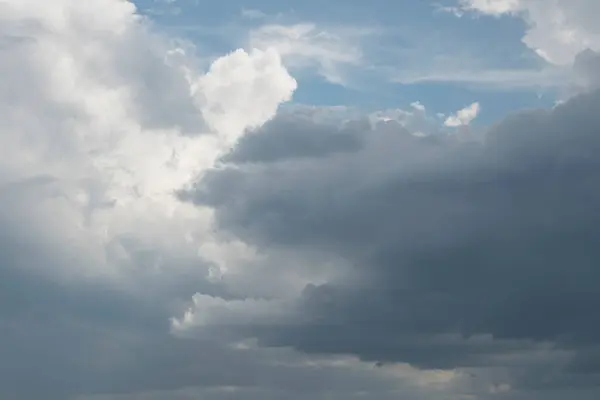 Bulutlu Bir Gökyüzünün Fotoğrafı Fırtına Bulutları — Stok fotoğraf