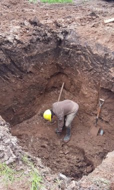 Kuyu inşaatında çalışan bir işçi.