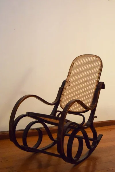 Παλιά Κουνιστή Καρέκλα Στο Σπίτι — Φωτογραφία Αρχείου