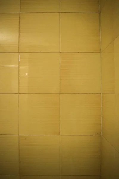 Κίτρινα Πλακάκια Ένα Παλιό Μπάνιο — Φωτογραφία Αρχείου