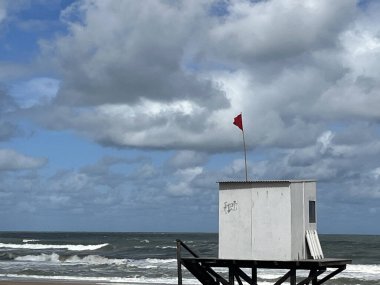 Arjantin Atlantik kıyısındaki cankurtaran kulübesi.