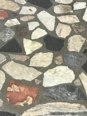 Düzensiz şekilli bir duvar kaplaması.