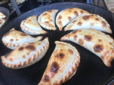 Pişirme örtüsündeki börekler yemek için hazır ve nazır.