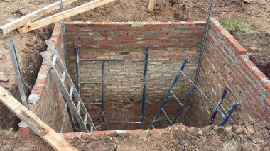 Kanalizasyon giderleri için emici kuyunun yapımı