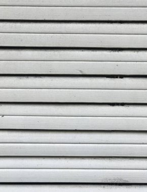 Tekerlekli sandalyenin tahta kalasları.