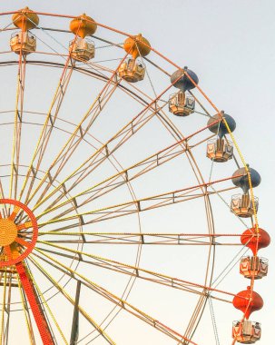 Eğlencedeki büyük tekerleğin fotoğrafı.