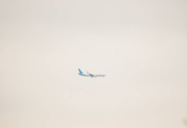 bir bulutlu gökyüzü uçan uçak.